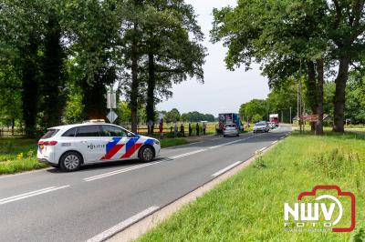 Materiële schade Eperweg N309 na ongeval bakwagen met afslaande auto naar Schouwenburg 't Harde. - © NWVFoto.nl